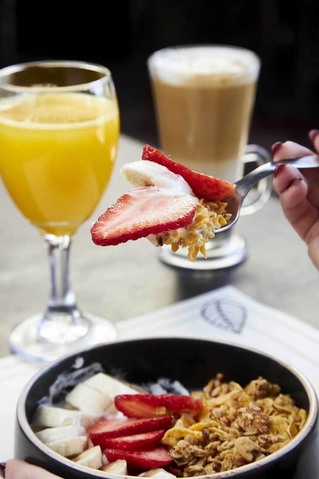 Café, yogur y frutas para empezar el día
