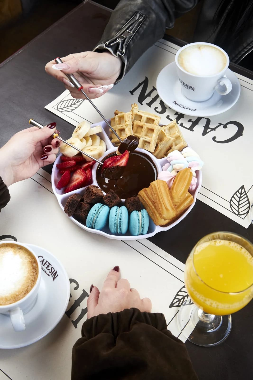 Merienda de Cafesín con café, waffles, frutas y chocolate para compartir